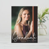 Trendy Script Overlay Zwei-Foto-Abschluss Ankündigung (Stehend Vorderseite)