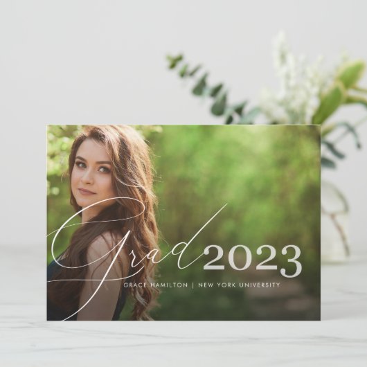 Trendy Script Overlay | Zwei Foto Abschluss Ankündigung (Stehend Vorderseite)