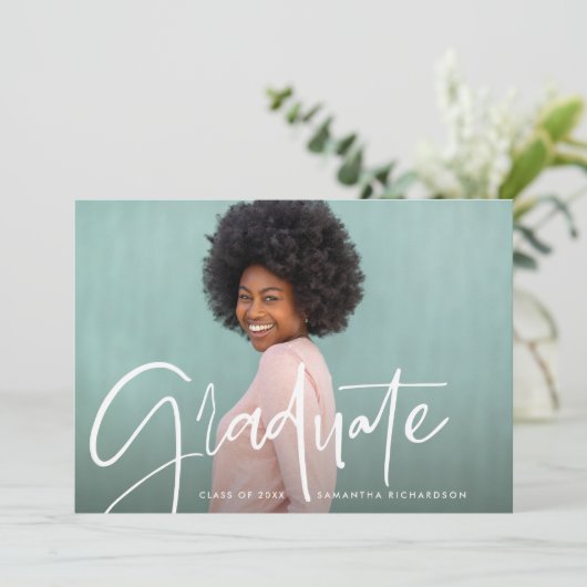 Trendy Script Overlay | Zwei Foto Abschluss Ankündigung (Stehend Vorderseite)