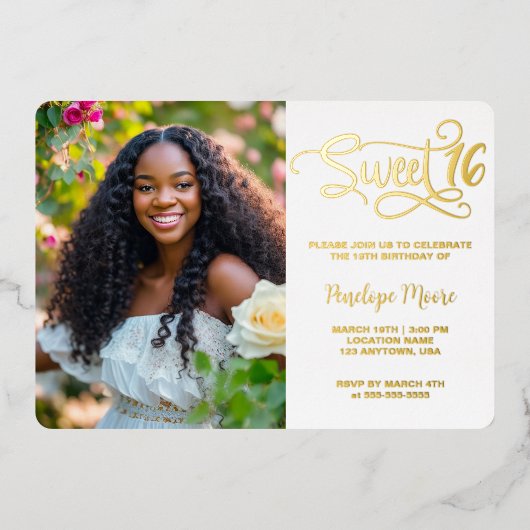 Trendy Script Sweet 16 Birthday Foto Folieneinladung (Vorderseite)