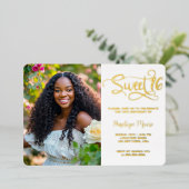 Trendy Script Sweet 16 Birthday Foto Folieneinladung (Stehend vorne)