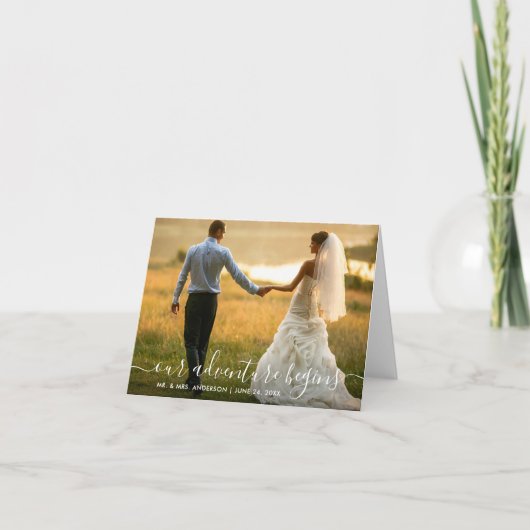 Trendy Script Unser Abenteuer beginnt Hochzeitsnot Dankeskarte (Vorderseite)