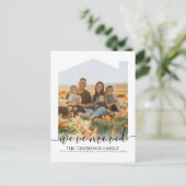Trendy Script Wir haben neue Zuhause-Foto verschob Ankündigungspostkarte (Stehend Vorderseite)