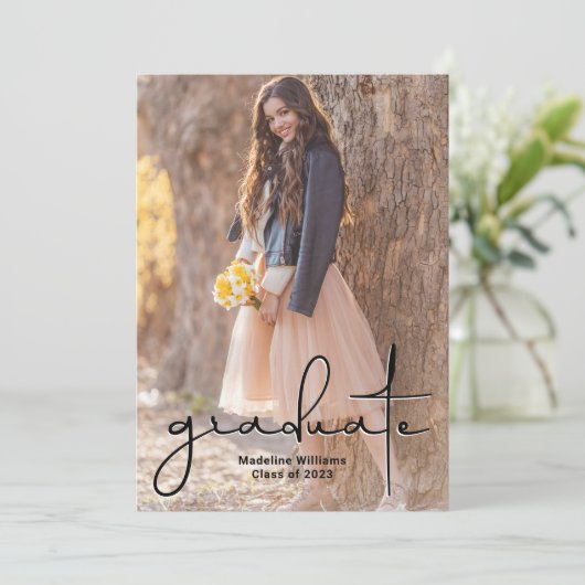 Trendy Script Zwei-Foto-Abschluss-Ankündigung Ankündigung (Stehend Vorderseite)