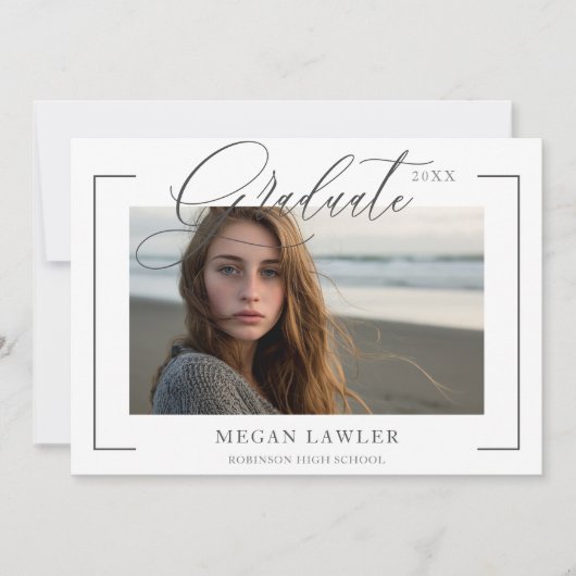 Trendy Scripte Graduate Party Einladende Fotokarte Einladung (Vorderseite)