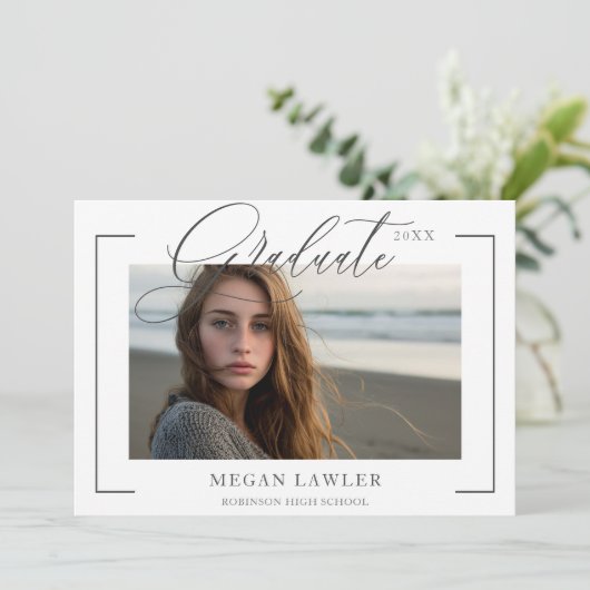 Trendy Scripte Graduate Party Einladende Fotokarte Einladung (Stehend Vorderseite)