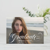Trendy Scripted Graduate Announcement Foto Card Einladung (Stehend Vorderseite)