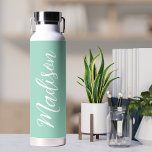 Trendy Seafoam Green Personalisiert Name Trinkflasche<br><div class="desc">Eine schicke,  seafoam grüne personalisierte Monogramm-Wasserflasche für ein Mädchen oder einen Typ,  das einfache,  handgeschriebene Geschenke Liebe. Schönes weißes kursives Skript an der Seite Ihrer Flasche,  das Ihren Namen in eleganter Typografie ausdrückt.</div>