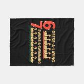 Trendy Silly Goose 6 Geese Laying 7 Swans Swimming Fleecedecke (Vorderseite (Horizontal))