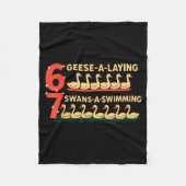 Trendy Silly Goose 6 Geese Laying 7 Swans Swimming Fleecedecke (Vorderseite)