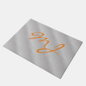 Trendy Silver Gray Orange Monogram Fußmatte (Schrägansicht)