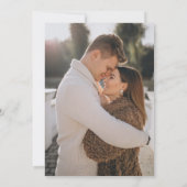 Trendy Simple Calligraphy Overlay Foto Wedding Einladung (Rückseite)