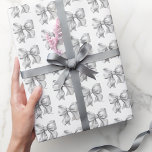 Trendy Simple Elegant Bow Pattern Geschenkpapier<br><div class="desc">Watercolor Light Gray Bow Wrapping Paper. Fügen Sie Ihren Geschenken eine Touch von klassischem Charme hinzu, mit diesem schicken Packpapier, das ein hellgraues und weißes Wasserfarbenbogenmuster aufweist. Dieses Design ist perfekt für Brautpartys, Babyduschen, Hochzeiten oder andere Gelegenheiten geeignet und verbindet zeitlose Eleganz mit modernem Ambiente. Die subtilen Grautöne und die...</div>