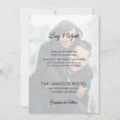 Trendy Simple Script Overlay Foto Wedding Einladung (Vorderseite)