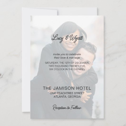 Trendy Simple Script Overlay Foto Wedding Einladung (Vorderseite)