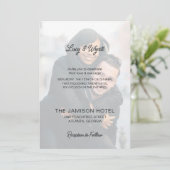 Trendy Simple Script Overlay Foto Wedding Einladung (Stehend Vorderseite)