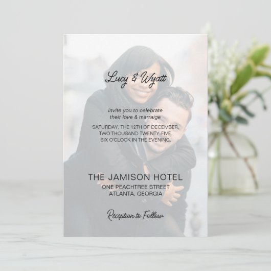 Trendy Simple Script Overlay Foto Wedding Einladung (Stehend Vorderseite)