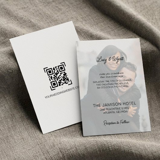 Trendy Simple Script Overlay Foto Wedding Einladung