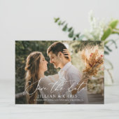 trendy Skript Foto Hochzeit speichern Sie das Datu Einladung (Stehend Vorderseite)