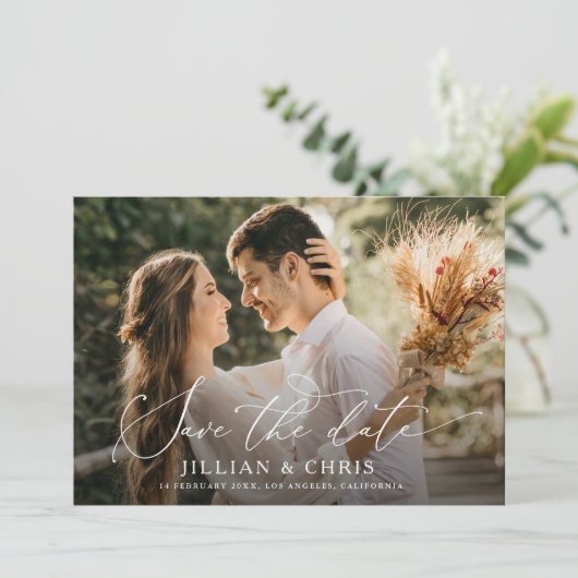 trendy Skript Foto Hochzeit speichern Sie das Datu Einladung (Stehend Vorderseite)