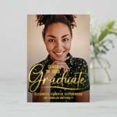 Trendy-Skriptüberlagerung Graduierungsparty-Foto Folieneinladung (Stehend vorne)