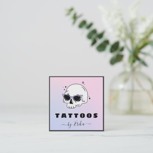 Trendy Skull Glasses Tattoo Artist Girly Gradient Quadratische Visitenkarte (Stehend Vorderseite)