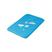 Trendy Sky Blue Girly Monogram Name Badematte (Schrägansicht)