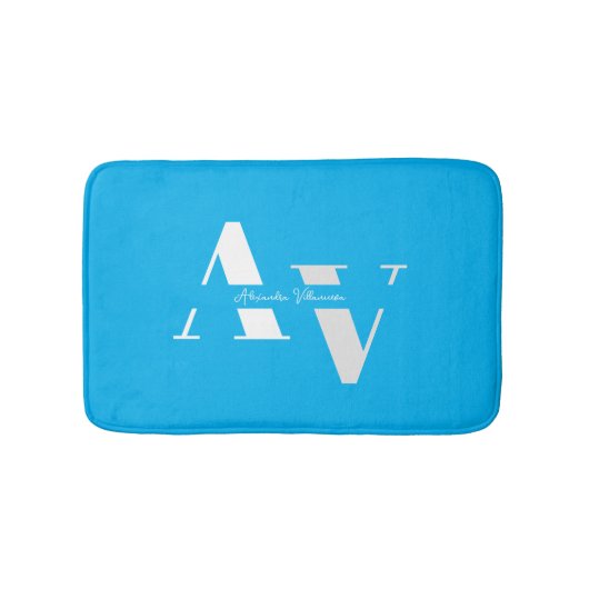 Trendy Sky Blue Girly Monogram Name Badematte (Vorderseite)