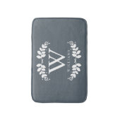 Trendy Slate Gray Monogram Badematte (Vorderseite Vertikal)