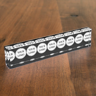 Trendy stilvoll und elegant mit Markenzeichen Namensplakette