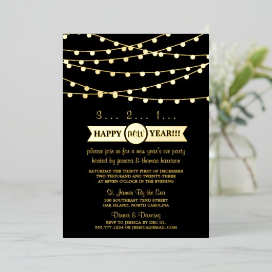 Trendy String Lights New Year's Eve Party Real Folieneinladung (Stehend vorne)