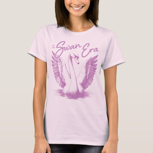Trendy Swan Era Lila Print T-Shirt (Vorderseite)