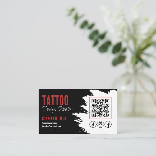 Trendy Tattoo Artist Studio Black and Red QR Code Visitenkarte (Stehend Vorderseite)