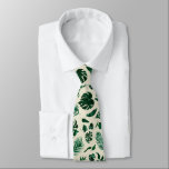 Trendy Tropical Foliage Green Blätter Muster Krawatte<br><div class="desc">Tropical Foliage Trendy Greenery und Gold Gemusterte Neck Ties - mit tropischen Blätter allover und einem farbeditierbaren Hintergrund. Für den Groom und den Trauzeuge, in einer kühnen Farbpalette von reichen Grüntönen, Smaragd und Gold. Dieses Design ist perfekt für einen Strand, ein Ziel oder eine Hochzeit im Sommer. Mit Gefühlen eines...</div>
