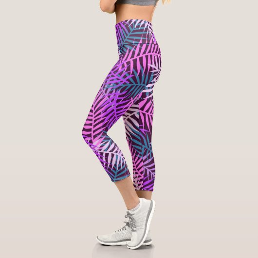 Trendy Tropical Palm Blätter Muster Lila Aquamarin Capri Leggings (Links)
