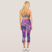 Trendy Tropical Palm Blätter Muster Lila Aquamarin Capri Leggings (Rückseite)