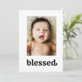 Trendy Typografie Seligen Cross Baby Taufe Foto Dankeskarte (Stehend Vorderseite)