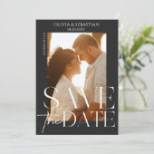 Trendy Typografy Overlay Text Foto Wedding Save The Date (Stehend Vorderseite)
