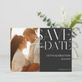 Trendy Typografy OverlayText-Foto Wedding Save The Date (Stehend Vorderseite)