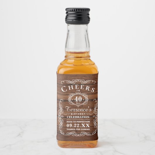 Trendy Typografy Rustic Wood Birthday Party Alkoholflaschenetikett (Vorderseite)