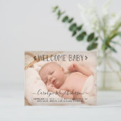 Trendy Typografy "Welcome Baby" Foto Ankündigungspostkarte (Stehend Vorderseite)