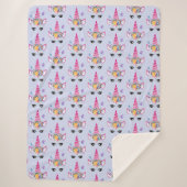 Trendy Unicorn mit Blumenkronen und Schmetterlinge Sherpadecke (Vorderseite)