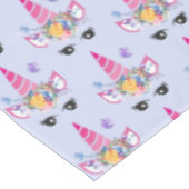 Trendy Unicorn mit Blumenkronen und Schmetterlinge Tischdecke (Schrägansicht)