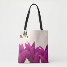 Trendy violette Blumen am goldenen Sommerstrand