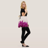 Trendy violette Blumen am goldenen Sommerstrand Tasche (Am Model)