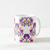 Trendy Volkskomposition mit lila Folk-Blume Kaffeetasse (VorderseiteRechts)