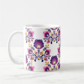Trendy Volkskomposition mit lila Folk-Blume Kaffeetasse (Links)
