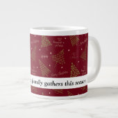 Trendy Weihnachtsbäume in Grün auf Rot mit Zitat Jumbo-Tasse (Vorderseite Rechts)