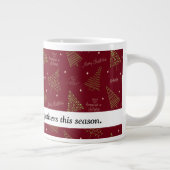 Trendy Weihnachtsbäume in Grün auf Rot mit Zitat Jumbo-Tasse (Rechts)