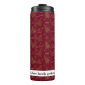 Trendy Weihnachtsbäume in Grün auf Rot mit Zitat Thermosbecher (Vorderseite)